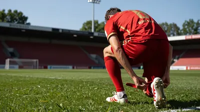 Der 1. FC Köln feiert den 150. Geburtstag des kölschen Komponisten Willi Ostermann mit einem dunkelroten Sondertrikot...