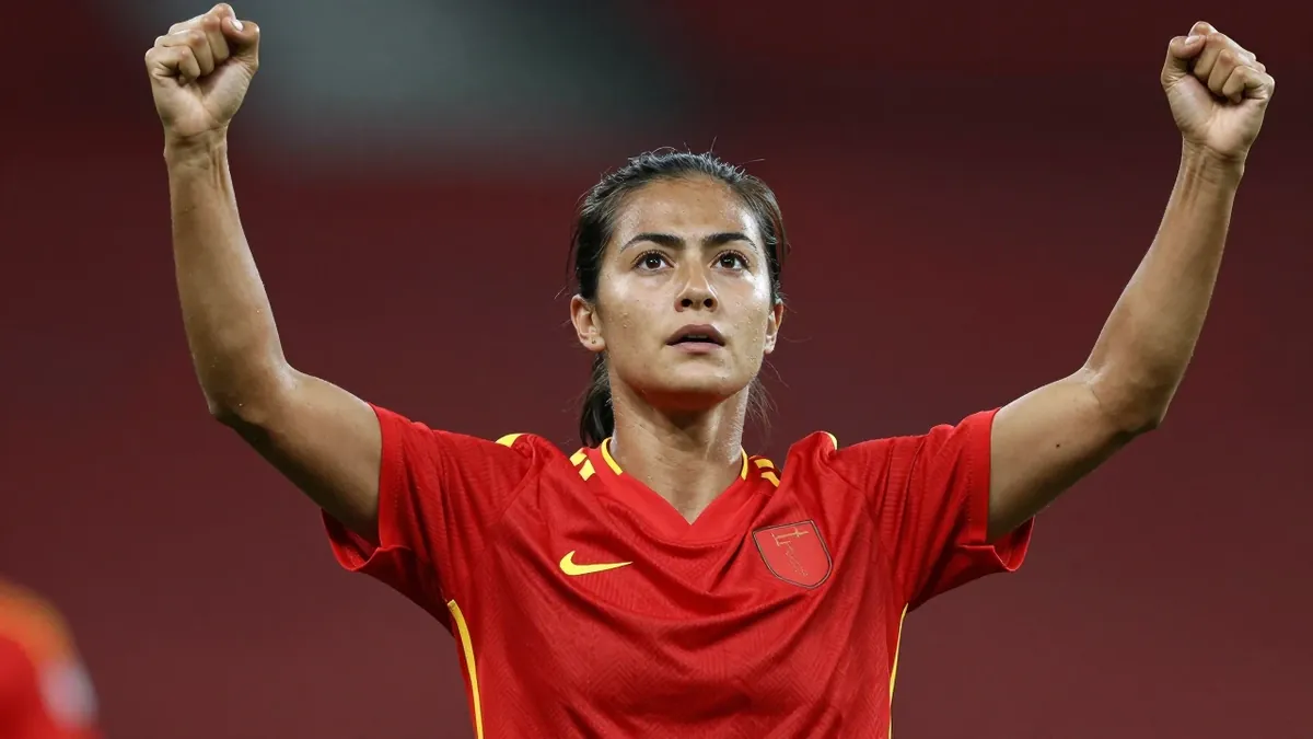 Lydia Andrade extends her contract with FC Koln's women's team until 2028, while defensive talent Elias Bakatukanda is...